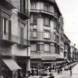 Nel 1927 apr� a Milano un magazzino dal nome �Societ� Anonima Upi� che offriva articoli di vario tipo a costi economici. Assunto il nome di Upim fece tappa anche a Bari nel 1929, prendendo posto all�interno del palazzo dove risiedeva La Rinascente